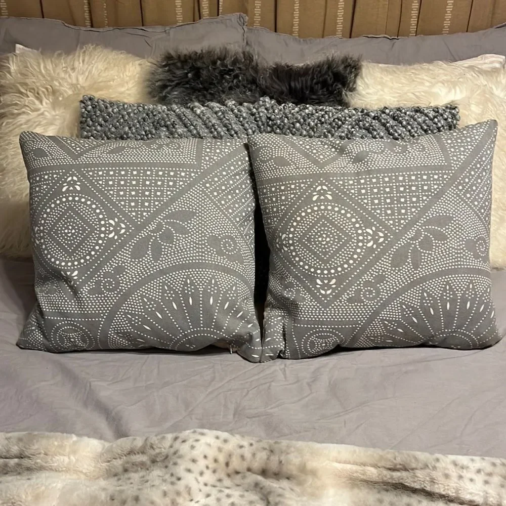 ‎Mud Hut gray pillows